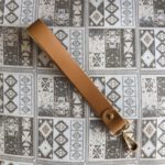 Gerçek Deri Bilek Askısı (22 Cm) - Camel Rengi / Altın Aksesuarlı