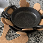 12'li Tava Koruyucu Keçe Set, Kalın Tencere Keçe Ayırıcı, Tava Çizdirmez - Hasır renk 30x30 cm